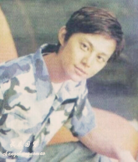 何炅18岁旧照曝光 脸庞稚嫩青涩尽显阳光活力