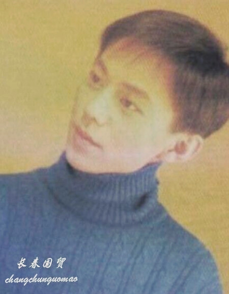 何炅18岁旧照曝光 脸庞稚嫩青涩尽显阳光活力