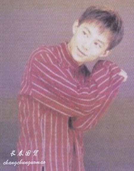 何炅18岁旧照曝光 脸庞稚嫩青涩尽显阳光活力