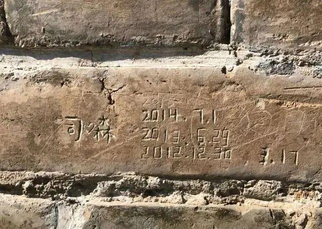 连着三年在天坛老坛墙刻字!不能再让他“到此一游”