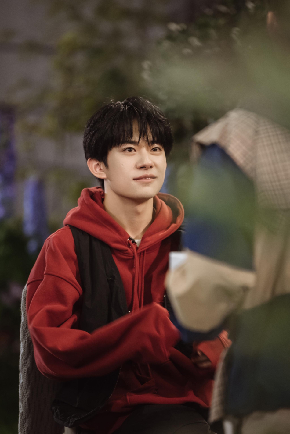 易烊千玺穿红色卫衣少年感十足 搭配黑色马甲青春不失沉稳