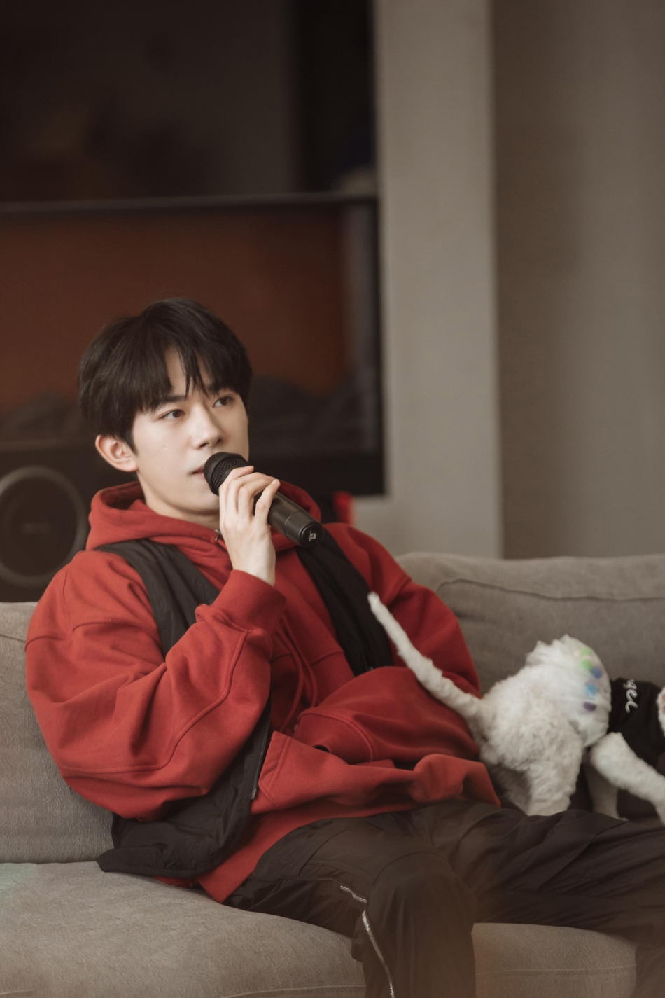 易烊千玺穿红色卫衣少年感十足 搭配黑色马甲青春不失沉稳