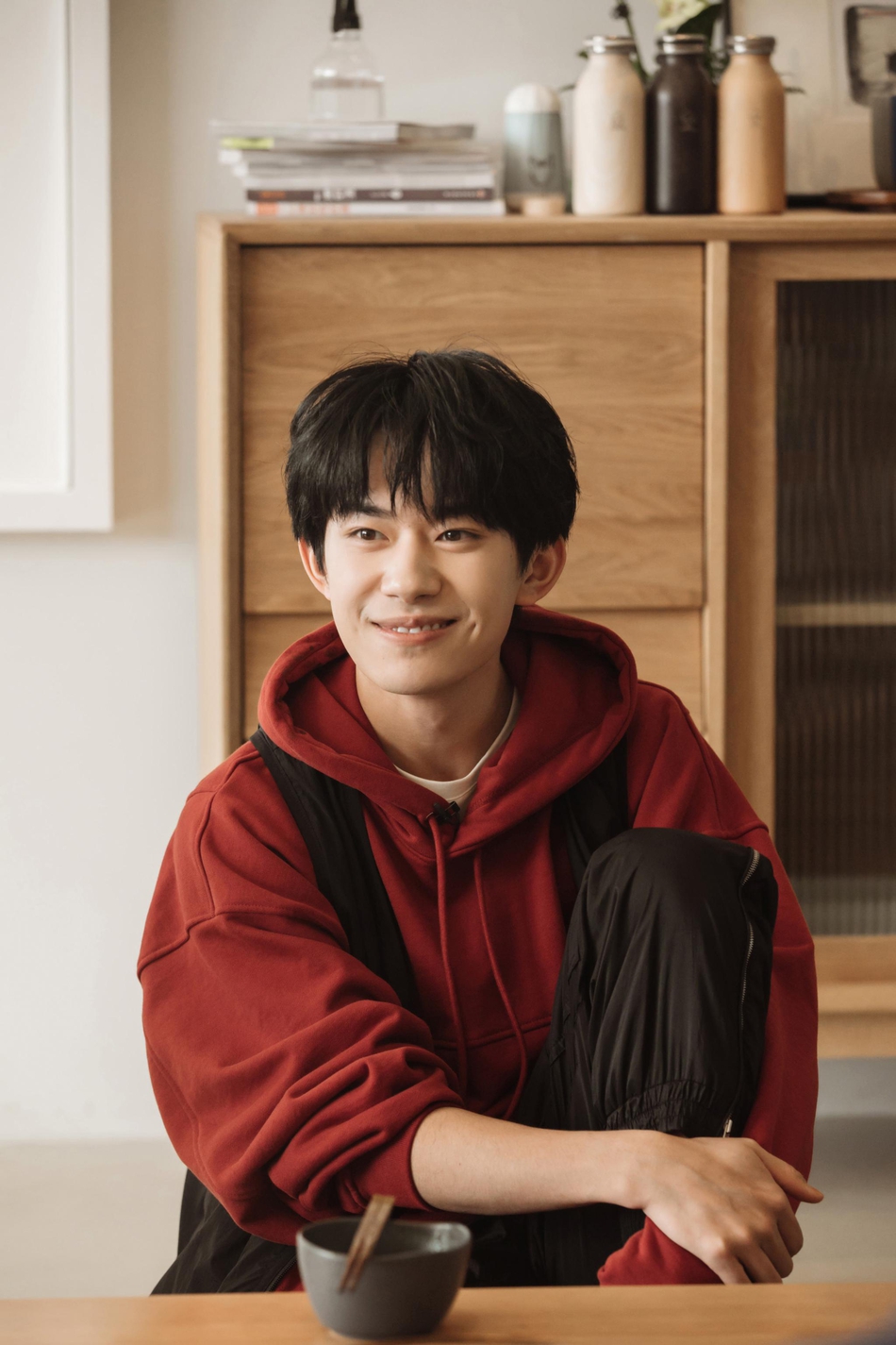 易烊千玺穿红色卫衣少年感十足 搭配黑色马甲青春不失沉稳