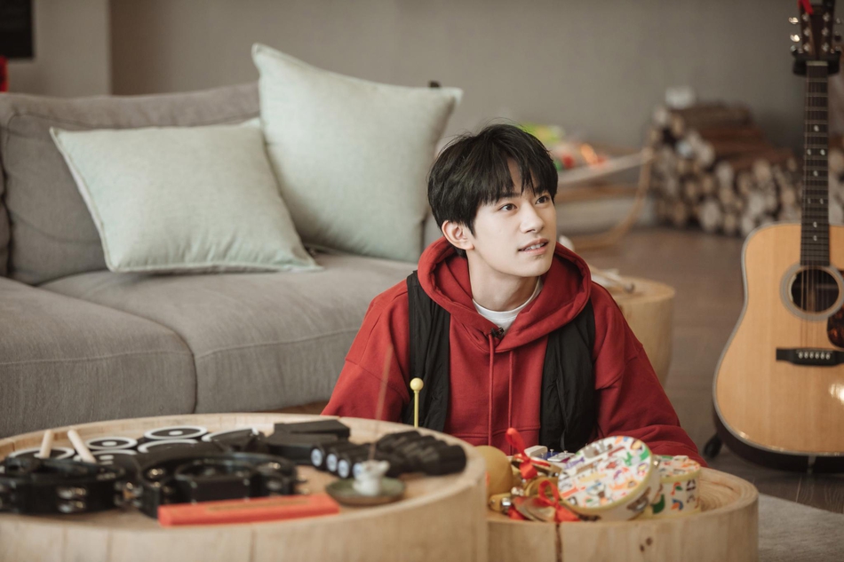 易烊千玺穿红色卫衣少年感十足 搭配黑色马甲青春不失沉稳