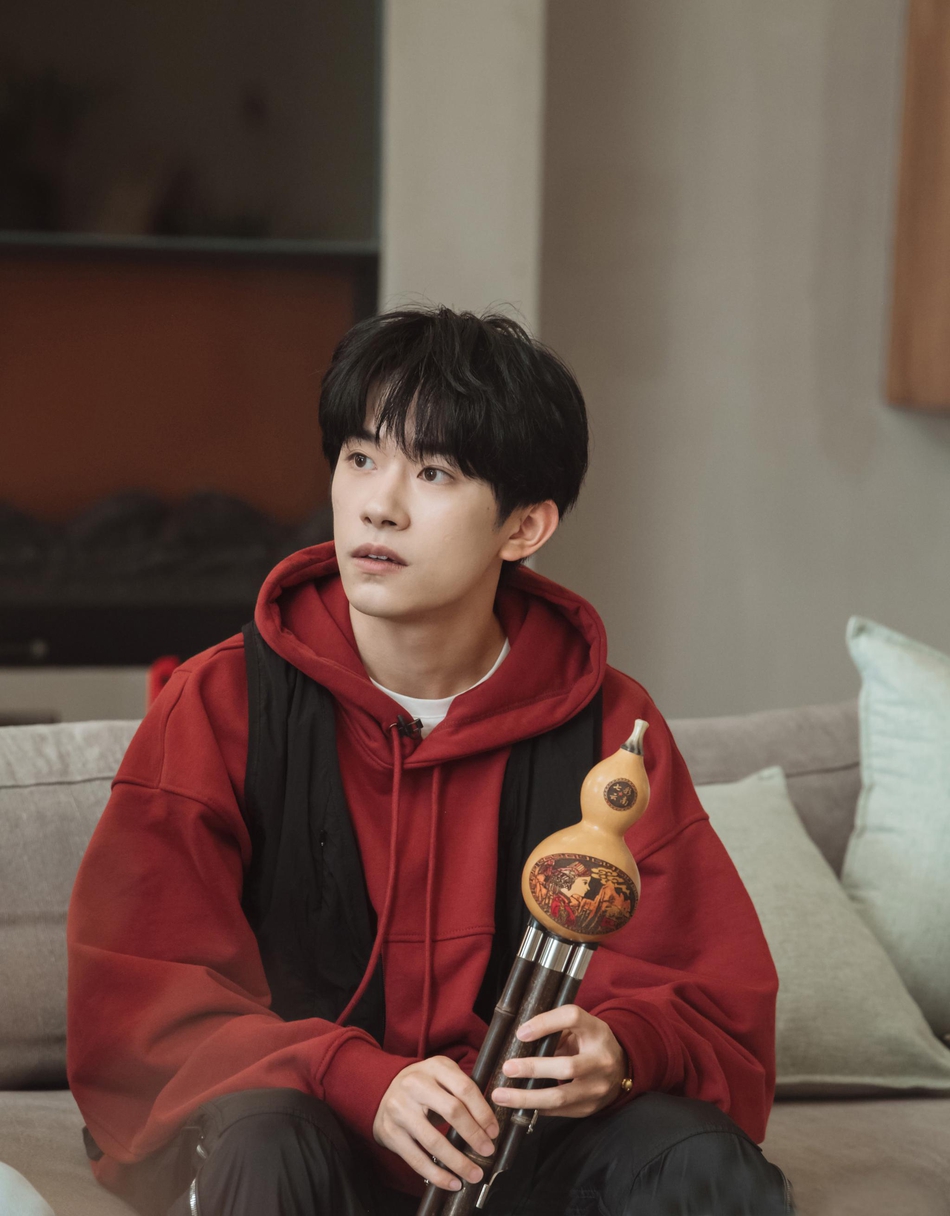 易烊千玺穿红色卫衣少年感十足 搭配黑色马甲青春不失沉稳