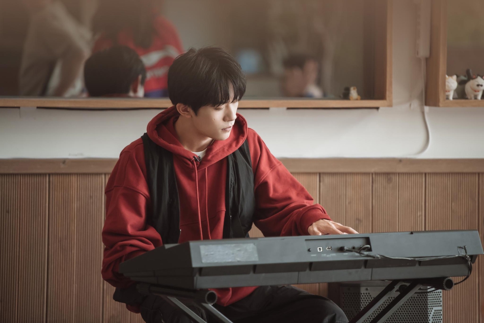 易烊千玺穿红色卫衣少年感十足 搭配黑色马甲青春不失沉稳