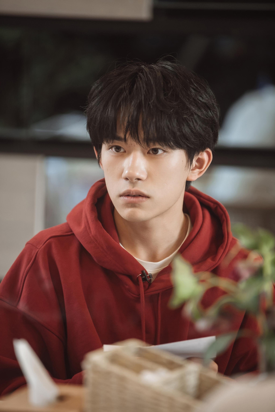 易烊千玺穿红色卫衣少年感十足 搭配黑色马甲青春不失沉稳