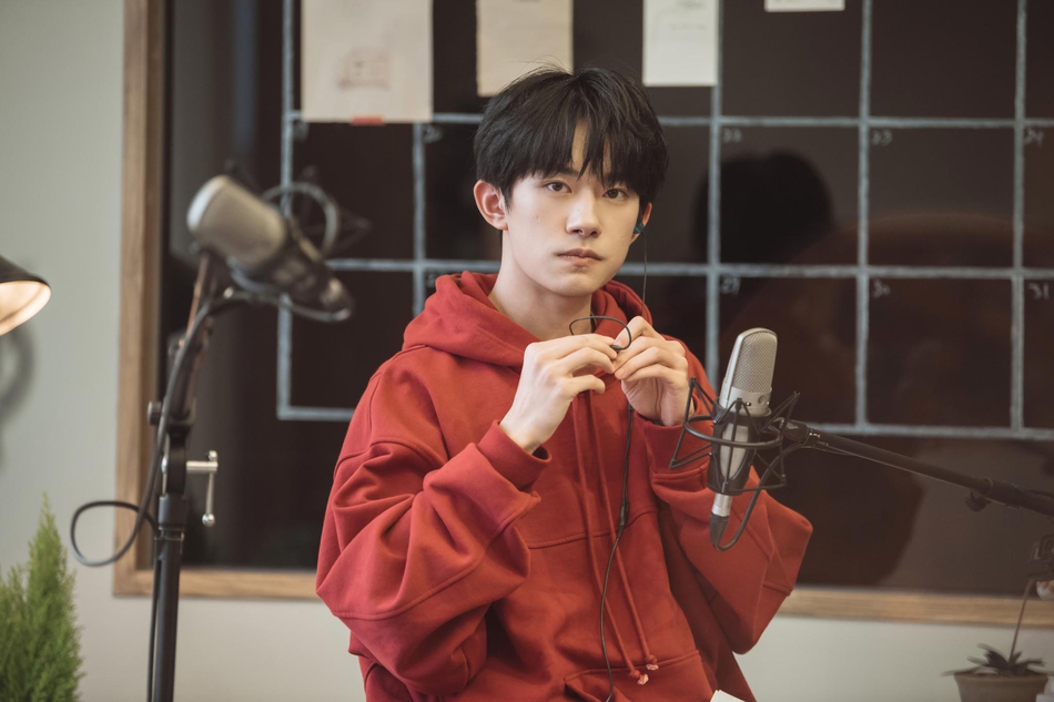 易烊千玺穿红色卫衣少年感十足 搭配黑色马甲青春不失沉稳