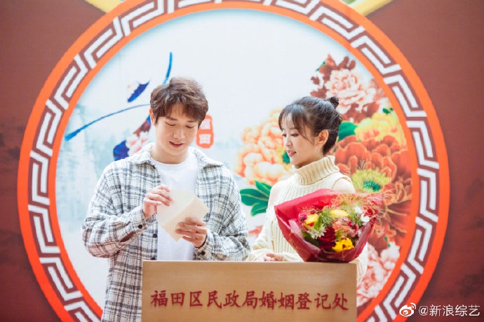 刘泳希李嘉铭领证宣誓显甜蜜 双方父母合影幸福美满