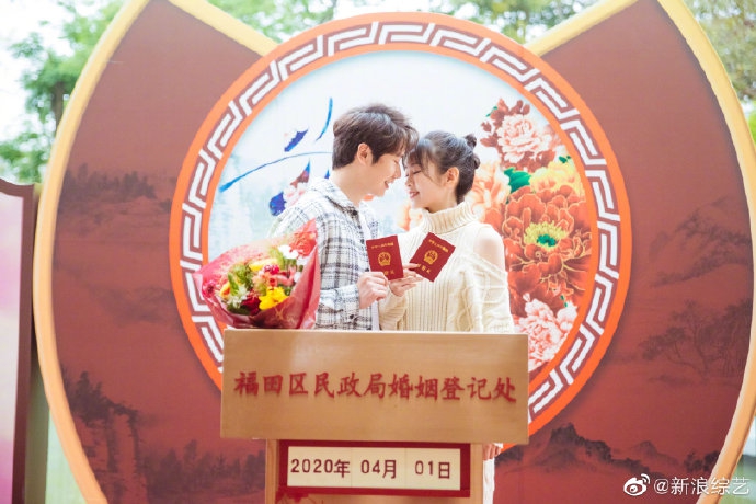 刘泳希李嘉铭领证宣誓显甜蜜 双方父母合影幸福美满