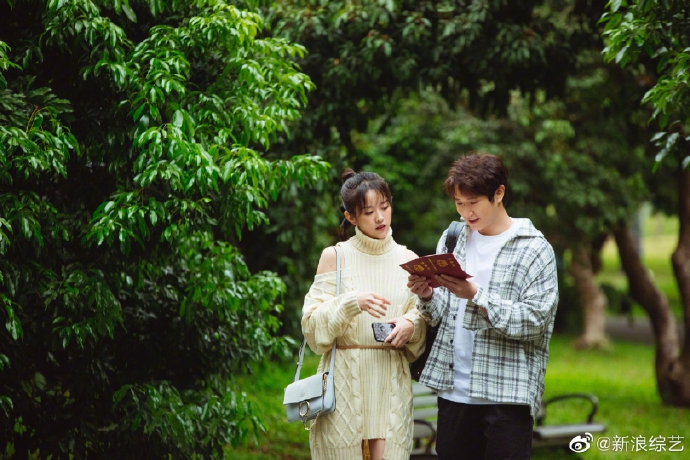 刘泳希李嘉铭领证宣誓显甜蜜 双方父母合影幸福美满