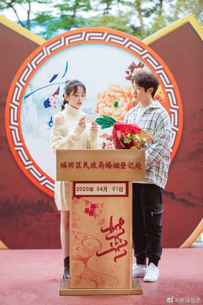 刘泳希李嘉铭领证宣誓显甜蜜 双方父母合影幸福美满