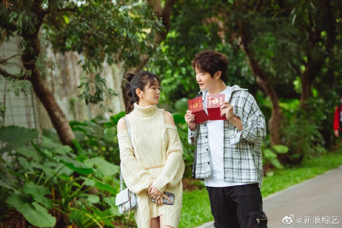 刘泳希李嘉铭领证宣誓显甜蜜 双方父母合影幸福美满