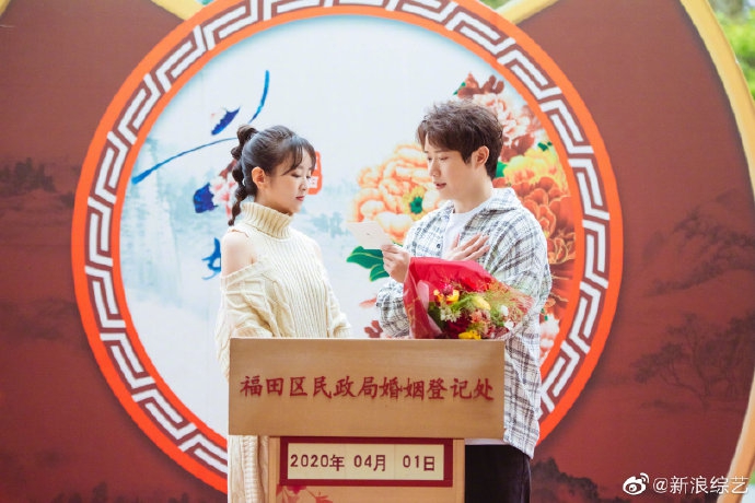 刘泳希李嘉铭领证宣誓显甜蜜 双方父母合影幸福美满