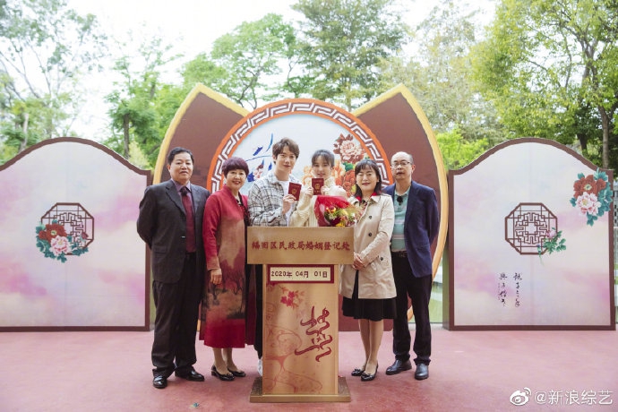 刘泳希李嘉铭领证宣誓显甜蜜 双方父母合影幸福美满