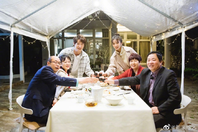 刘泳希李嘉铭领证宣誓显甜蜜 双方父母合影幸福美满