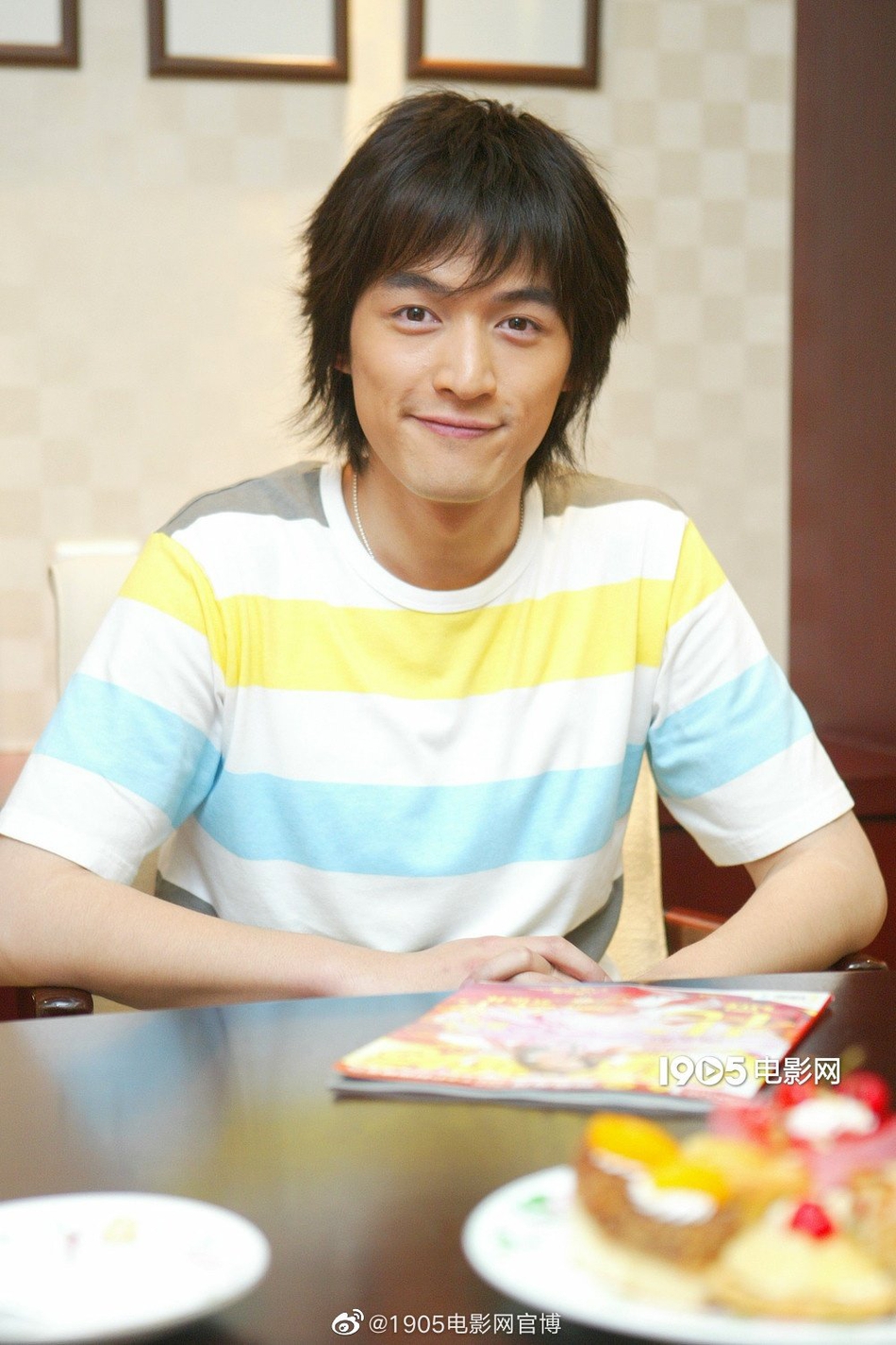 胡歌23岁青涩旧照曝光 面容稚气对镜比耶难掩帅气