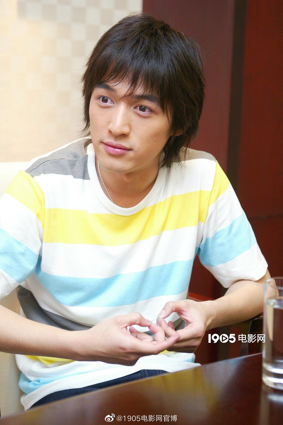 胡歌23岁青涩旧照曝光 面容稚气对镜比耶难掩帅气