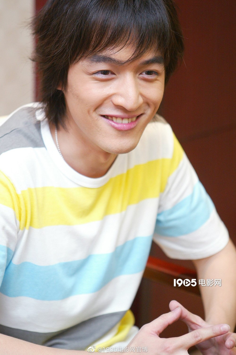 胡歌23岁青涩旧照曝光 面容稚气对镜比耶难掩帅气