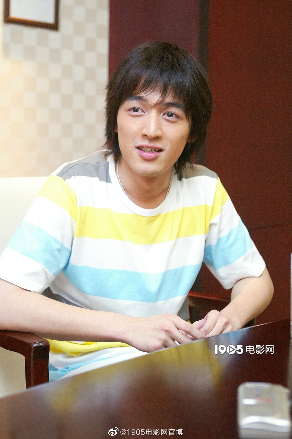 胡歌23岁青涩旧照曝光 面容稚气对镜比耶难掩帅气