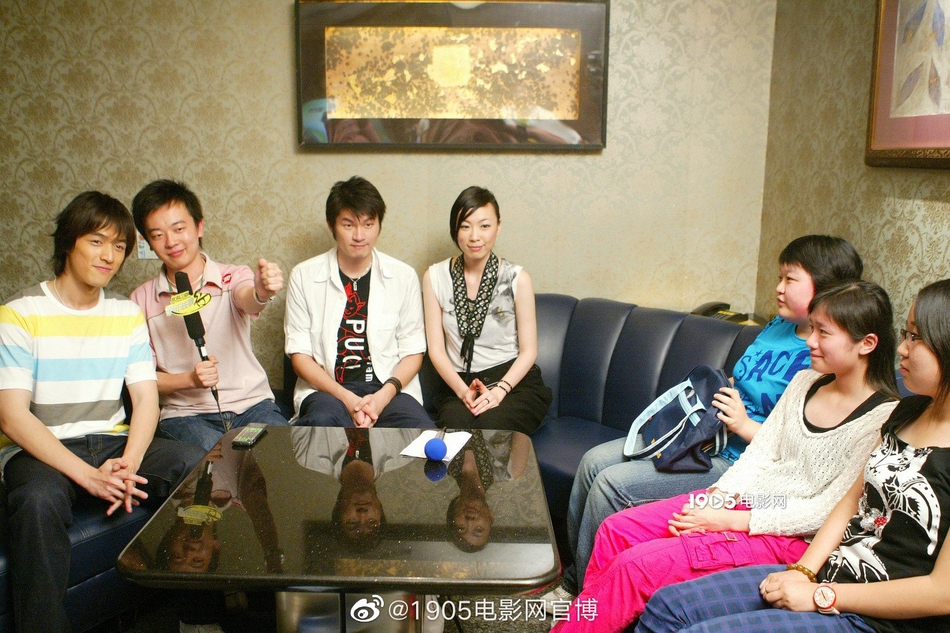 胡歌23岁青涩旧照曝光 面容稚气对镜比耶难掩帅气