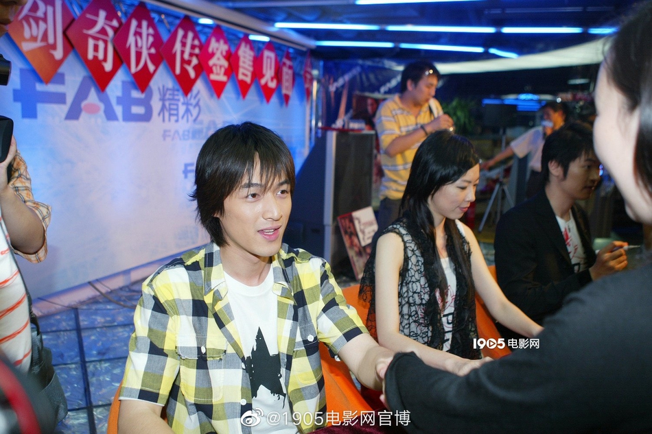 胡歌23岁青涩旧照曝光 面容稚气对镜比耶难掩帅气