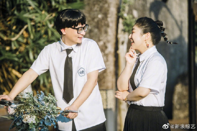 傅首尔老刘拍校园婚纱照 两人推单车漫步似重返初恋