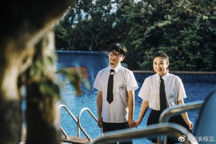 傅首尔老刘拍校园婚纱照 两人推单车漫步似重返初恋