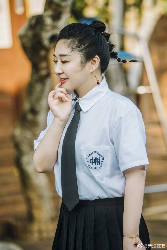 傅首尔老刘拍校园婚纱照 两人推单车漫步似重返初恋