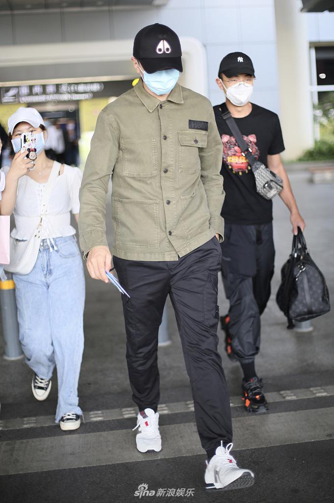 金瀚穿休闲装现身机场 提醒粉丝勿聚集暖心宠粉