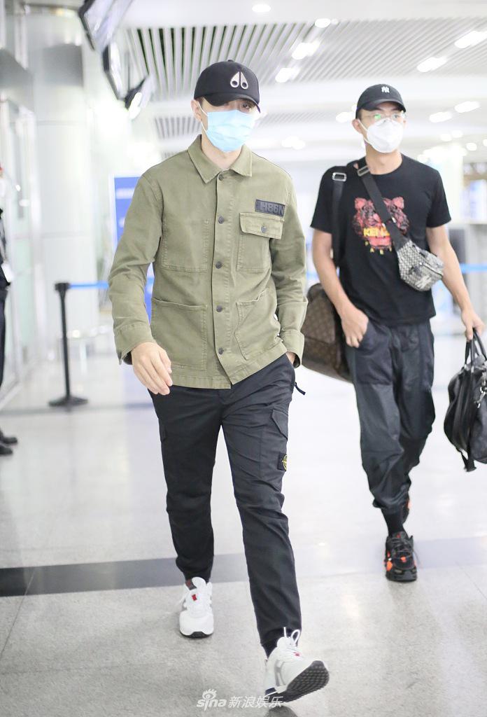 金瀚穿休闲装现身机场 提醒粉丝勿聚集暖心宠粉