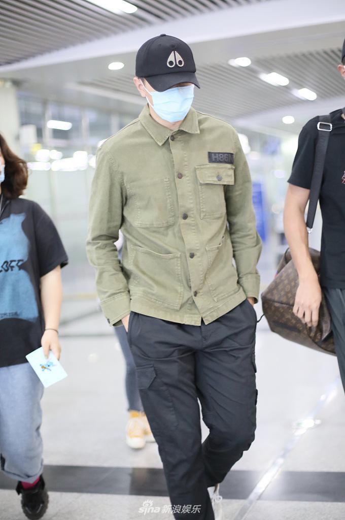 金瀚穿休闲装现身机场 提醒粉丝勿聚集暖心宠粉