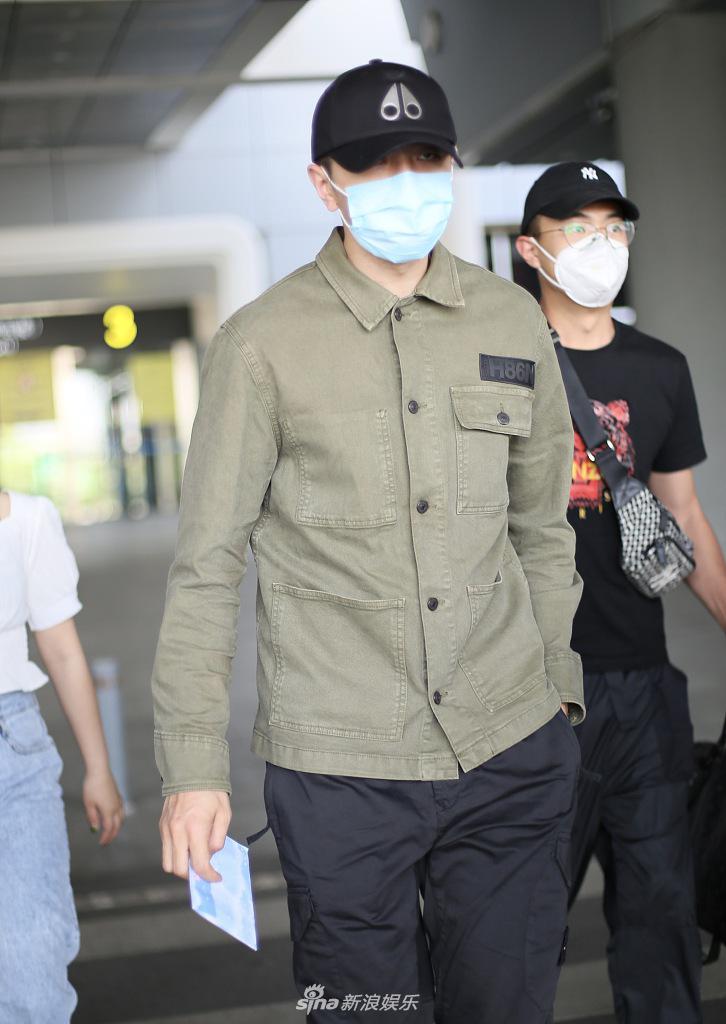 金瀚穿休闲装现身机场 提醒粉丝勿聚集暖心宠粉