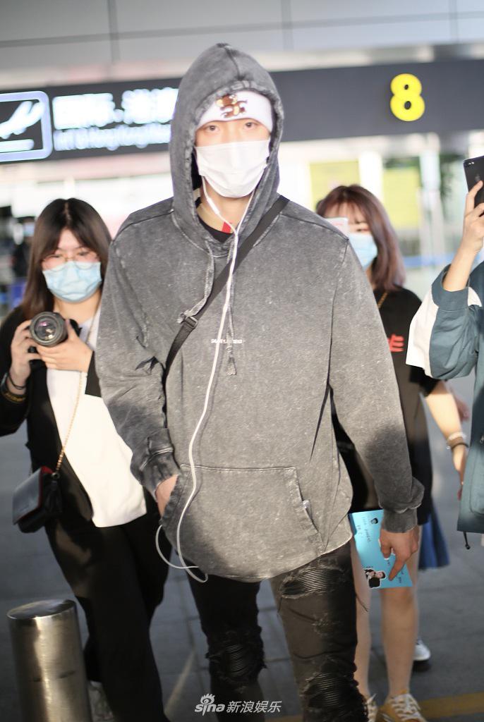 王子异抵达长沙不惧高温包裹严实 装扮嘻哈秒变酷盖男孩