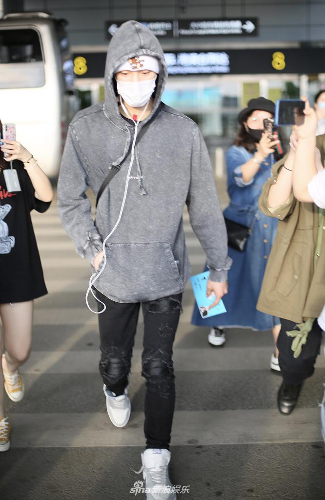 王子异抵达长沙不惧高温包裹严实 装扮嘻哈秒变酷盖男孩