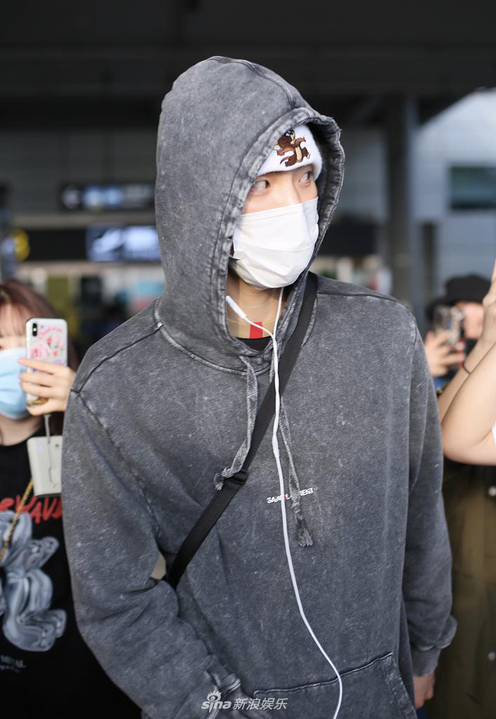 王子异抵达长沙不惧高温包裹严实 装扮嘻哈秒变酷盖男孩