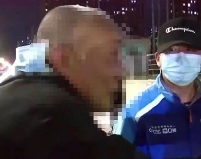 大爷被外卖小哥撞倒,硬核回应:我不讹你,给1块钱就行