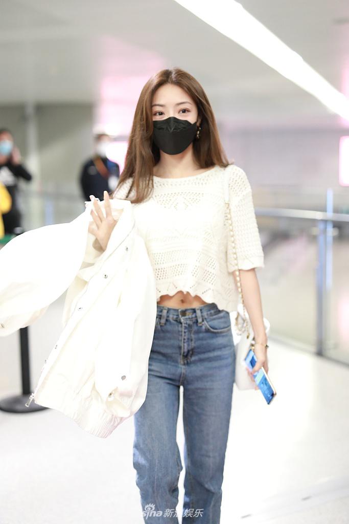 邓家佳穿露脐装撩发清纯迷人 与粉丝玩自拍送签名超亲和