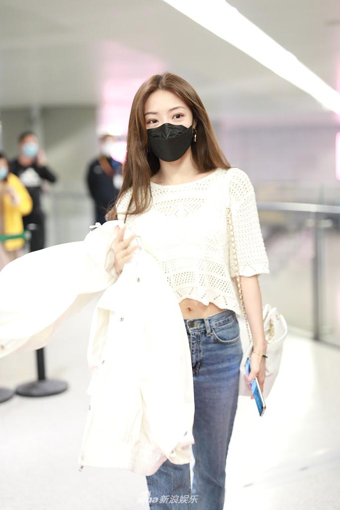 邓家佳穿露脐装撩发清纯迷人 与粉丝玩自拍送签名超亲和