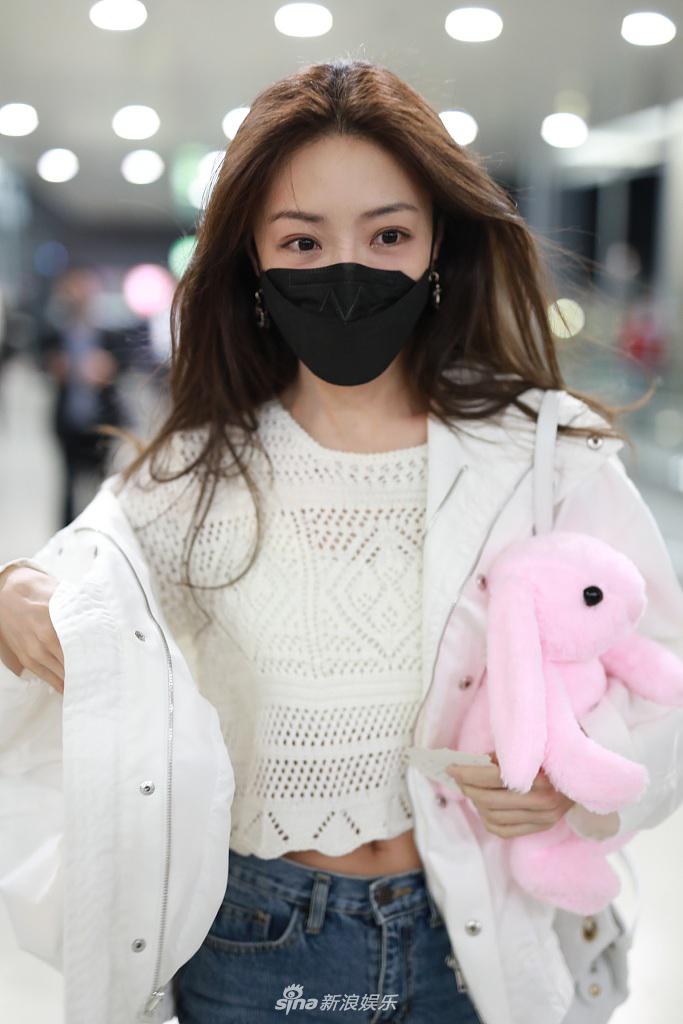 邓家佳穿露脐装撩发清纯迷人 与粉丝玩自拍送签名超亲和