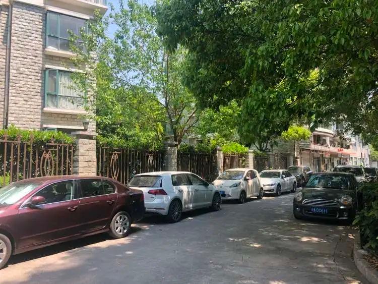 吓人！一大早发现车窗上被砸出大窟窿，罪魁祸首又是…