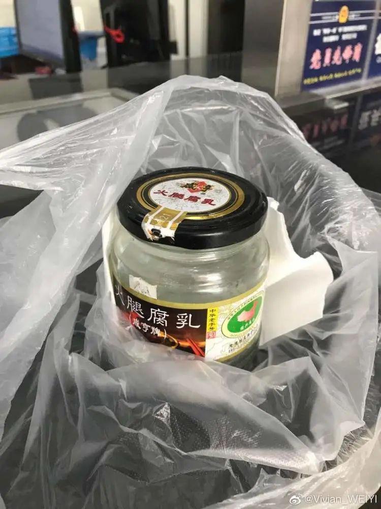 吓人!一大早发现车窗上被砸出大窟窿,罪魁祸首又是…