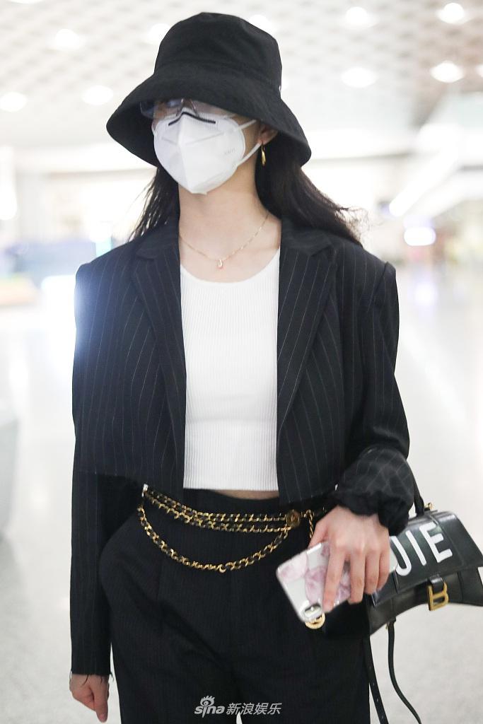 周洁琼穿超短小西装秀蛮腰 赶路东张西望秒变“好奇宝宝”