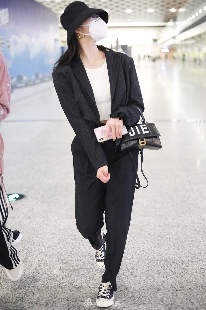 周洁琼穿超短小西装秀蛮腰 赶路东张西望秒变“好奇宝宝”