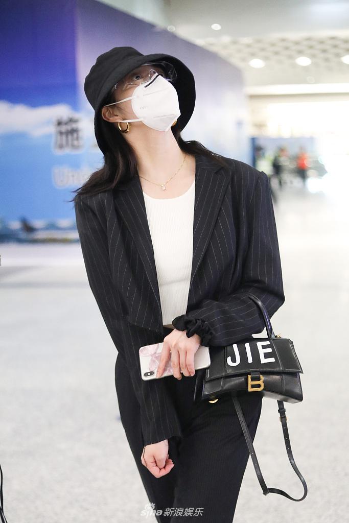 周洁琼穿超短小西装秀蛮腰 赶路东张西望秒变“好奇宝宝”