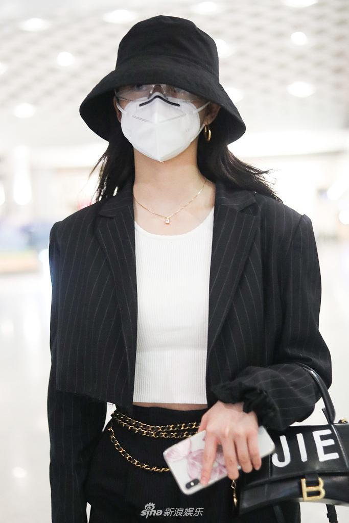 周洁琼穿超短小西装秀蛮腰 赶路东张西望秒变“好奇宝宝”