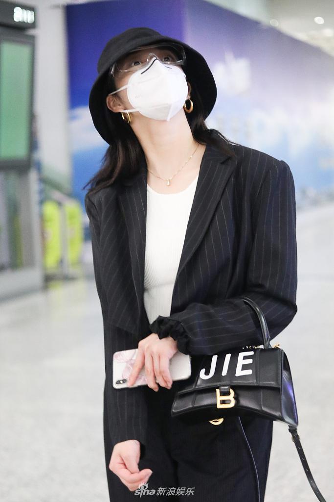 周洁琼穿超短小西装秀蛮腰 赶路东张西望秒变“好奇宝宝”