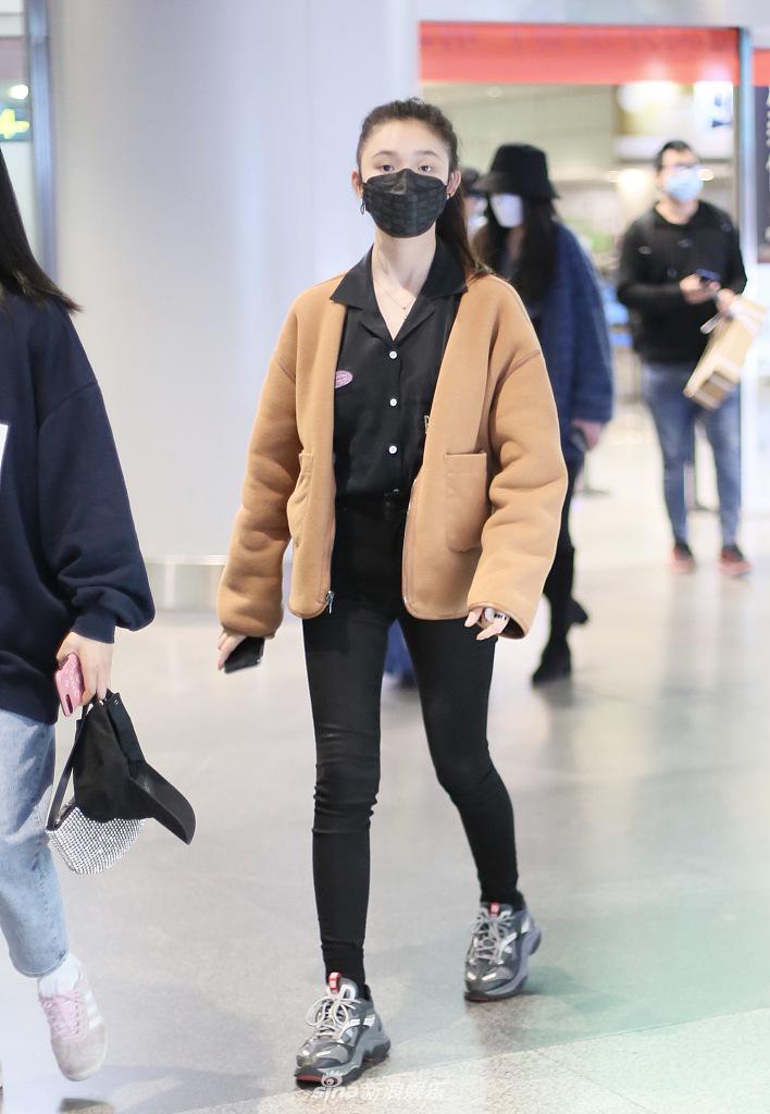 林允穿淡黄色外套秀纤细长腿 扎高马尾精神满满星范十足