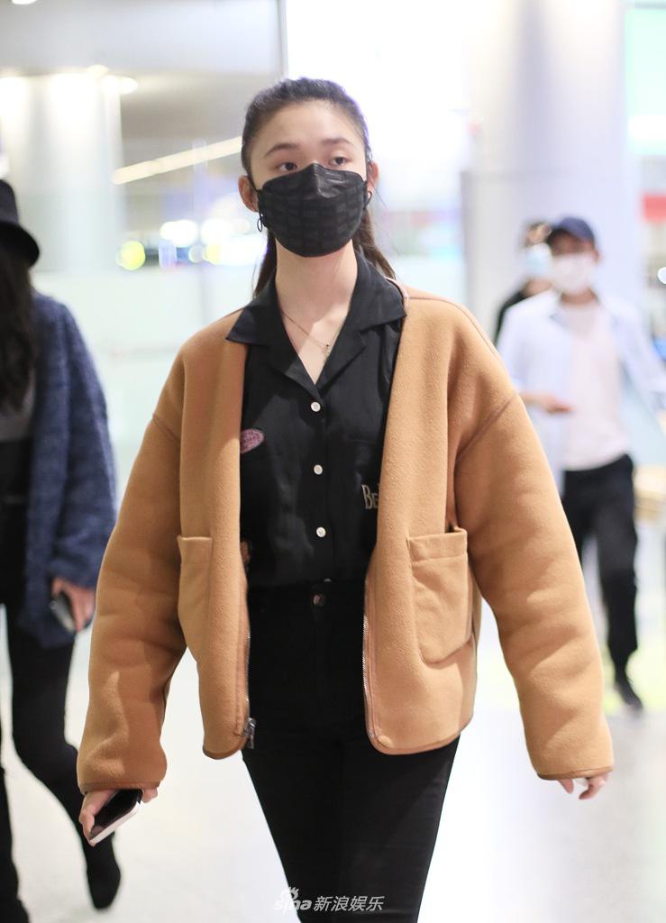 林允穿淡黄色外套秀纤细长腿 扎高马尾精神满满星范十足