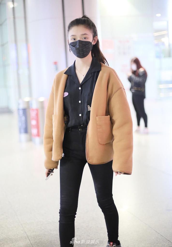 林允穿淡黄色外套秀纤细长腿 扎高马尾精神满满星范十足